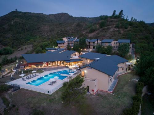 Luftaufnahme eines Hauses mit Swimmingpool in der Unterkunft Altitud 720 Hotel, Aparts & Spa in Villa General Belgrano