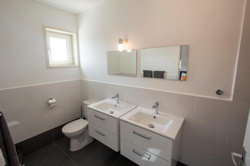 Kas Honkie Tonkie في كراليندايك: حمام مع حوض ومرحاض ومرآة