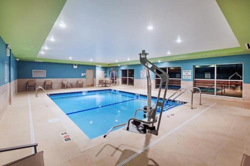 Piscina di Holiday Inn Express & Suites - Lenexa - Overland Park Area by IHG o nelle vicinanze