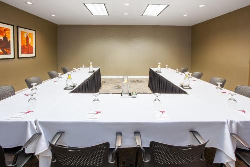 Kawasan bisnes dan/atau bilik persidangan di Crowne Plaza Suites MSP Airport - Mall of America by IHG