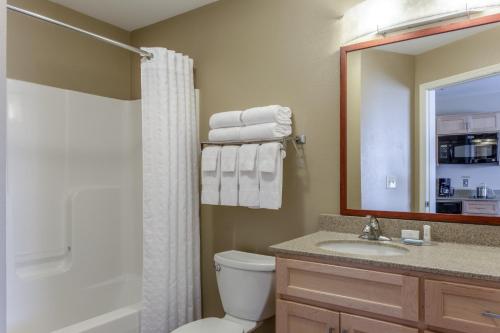 Et badeværelse på Candlewood Suites Minot, an IHG Hotel
