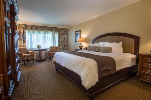 Una cama o camas en una habitación de Arnold Palmer's Bay Hill Club & Lodge