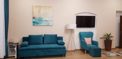 a living room with a couch and two chairs at IMPERIAL ROOMS - ULTRACENTRAL - jacuzzi cu hidromasaj in Oradea