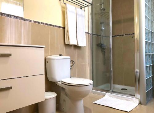 łazienka z toaletą i prysznicem w obiekcie Apartamentos La Puntilla Mogan w mieście Puerto de Mogán