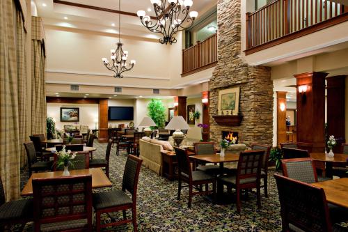 un restaurante con mesas y sillas y una chimenea en Staybridge Suites Irvine East/Lake Forest, an IHG Hotel, en Lake Forest