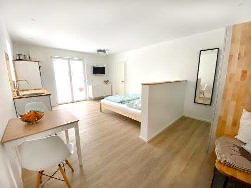 1 dormitorio con cama, escritorio y mesa en AllgäuLiebe, en Oy-Mittelberg