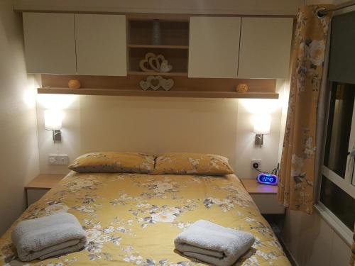 - une chambre avec un lit et 2 serviettes dans l'établissement Rydal 38 Haven lakeland LA11 7LT, à Flookburgh