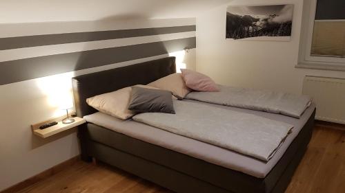 - un lit avec 2 oreillers dans l'établissement Apartment Köhlbichler, à Viehhofen