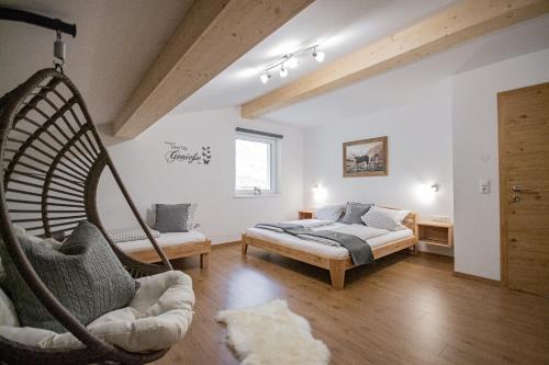 um quarto com uma cama e uma rede de descanso em Nagelehof em Navis