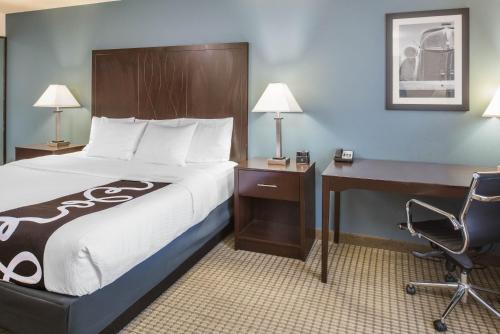 Postel nebo postele na pokoji v ubytování La Quinta by Wyndham Moscow Pullman