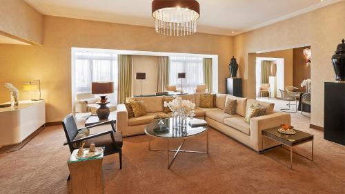 uma sala de estar com um sofá e uma mesa em InterContinental Jordan, an IHG Hotel em Amã