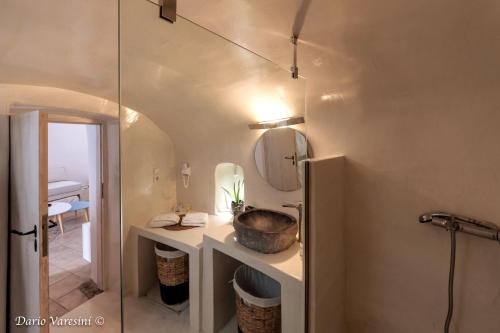 Ένα μπάνιο στο Santorinian Lava House