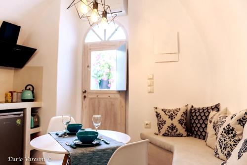 Χώρος καθιστικού στο Santorinian Lava House
