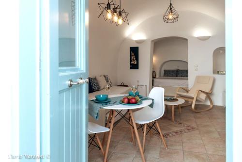 Χώρος καθιστικού στο Santorinian Lava House