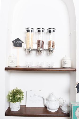 a shelf with cups and dishes on it at Green Room in Aversa