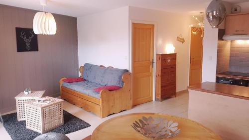 uma sala de estar com um sofá e uma mesa em Très bel appartement pied de pistes 6 pers Serre Chevalier Chantemerle em Saint-Chaffrey