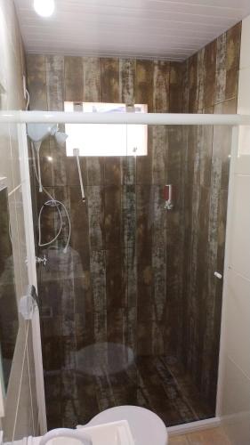 ein Badezimmer mit Dusche und Toilette in der Unterkunft Pousada dos Ventos in Penha