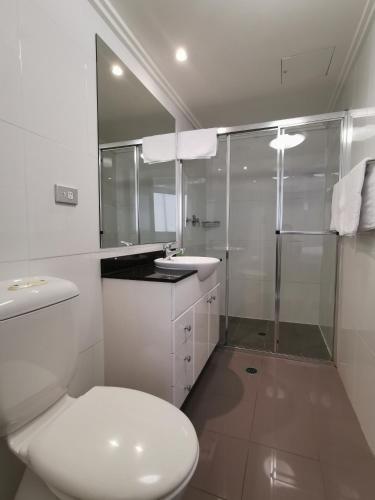 Ένα μπάνιο στο Fiori Apartments
