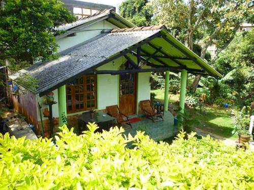 Casa pequeña con porche con techo en Sudumal Cottage en Ella