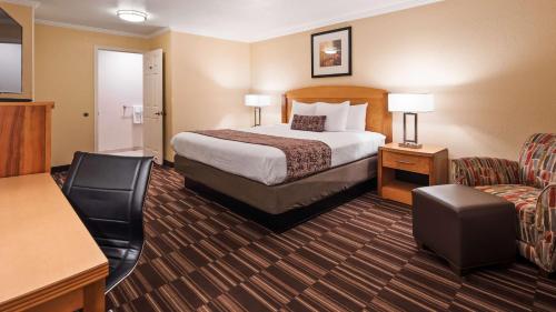 een hotelkamer met een bed en een stoel bij Best Western Plus Ontario Airport & Convention Center in Ontario