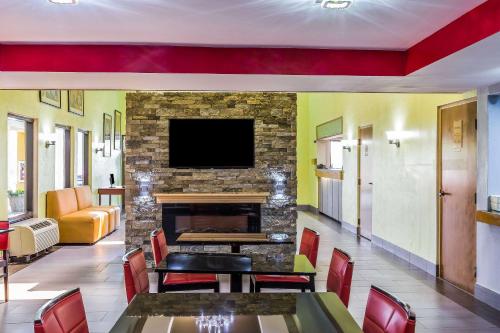 TV/trung tâm giải trí tại Rodeway Inn Knoxville East