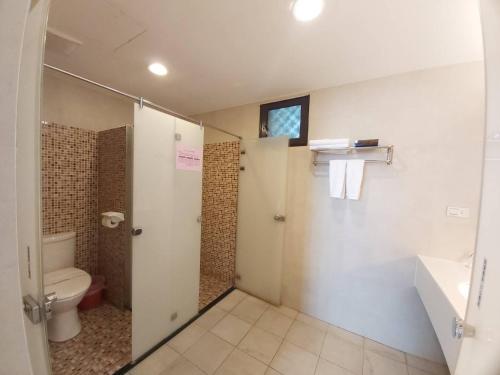 een badkamer met een toilet en een wastafel bij Kenting Youth Activity Center in Kenting