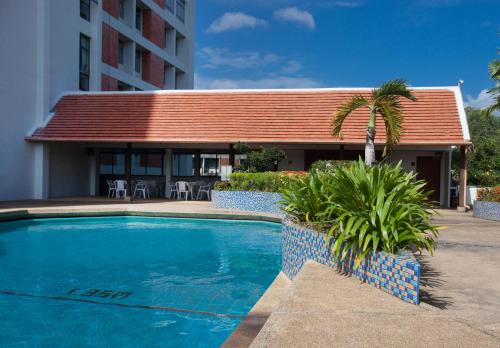 Der Swimmingpool an oder in der Nähe von Phuket Merlin Hotel