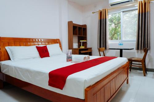 sypialnia z dużym łóżkiem i czerwonym kocem w obiekcie RedDoorz Plus near Camella La Brisa Lapulapu w Cebu