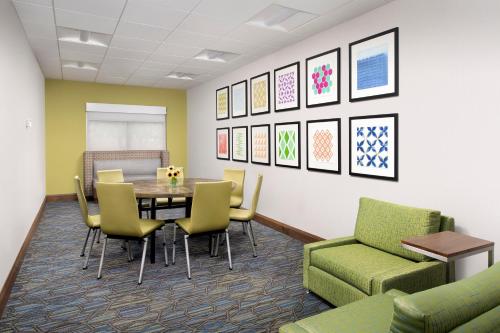 a dining room with a table and chairs at Holiday Inn Express & Suites Baltimore - BWI Airport North by IHG in Linthicum Heights
