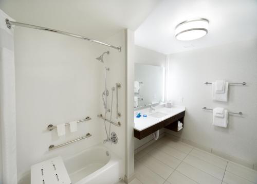 Ванна кімната в Holiday Inn Express & Suites - Cincinnati North - Liberty Way, an IHG Hotel