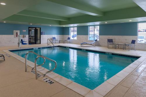 בריכת השחייה שנמצאת ב-Holiday Inn Express Fort Worth West, an IHG Hotel או באזור