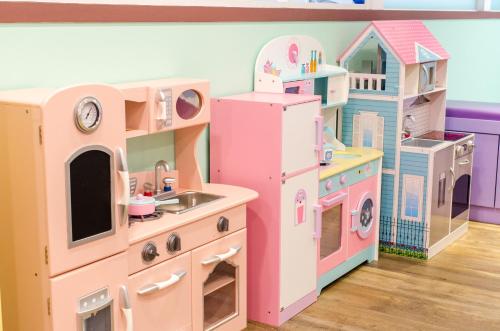 a play room filled with lots of play kitchens at 安尼赫時尚旅店 Anich Fashion Inn in Kenting