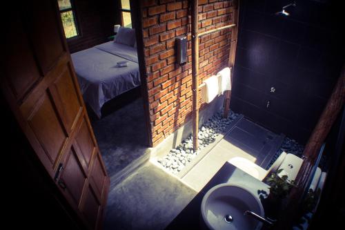 Kamar mandi di Fuga Village BeachGetaway