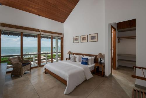 Schlafzimmer mit einem Bett und Meerblick in der Unterkunft Villa Tanderra in Tangalle