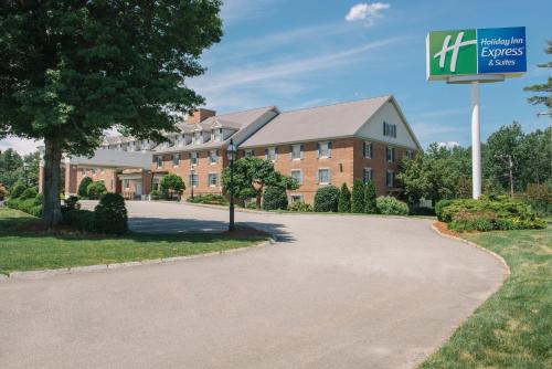 a building at the end of a driveway at Holiday Inn Express and Suites Merrimack by IHG in Merrimack