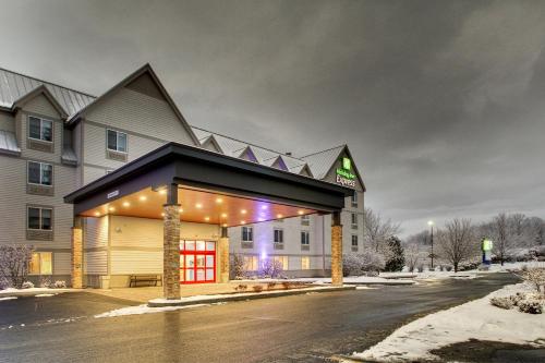a hotel with a sign on the front of it at Holiday Inn Express & Suites - Lincoln East - White Mountains by IHG in Lincoln