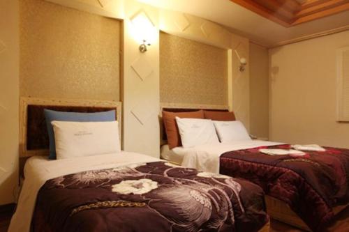 a hotel room with two beds in a room at Motel Nine in Daejeon