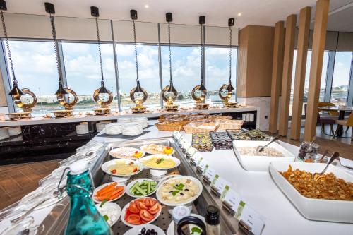 ドバイにあるPremier Inn Dubai Dragon Martのテーブルの上に食べ物が並んだホテルのビュッフェ