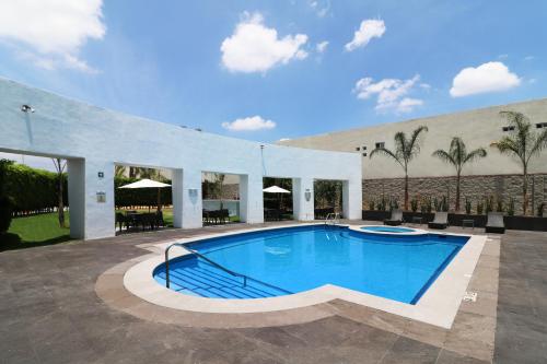 a swimming pool in the middle of a courtyard at Holiday Inn Express San Luis Potosí by IHG in San Luis Potosí