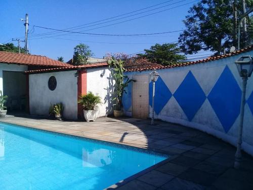 una piscina frente a una casa en Casarão com piscina e churrasqueira, en Río de Janeiro