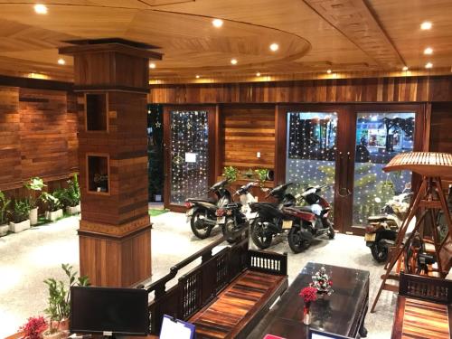 una stanza con moto parcheggiate all'interno di un edificio di Salyna Motel a Da Nang