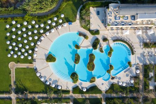Vista sulla piscina di Vivosa Apulia Resort o su una piscina nei dintorni