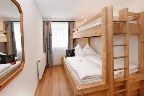 Habitación con 2 literas y espejo. en Appartement Fiel, en Sankt Gallenkirch