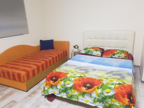 ein Schlafzimmer mit einem Bett und einer Mohn-Bettdecke in der Unterkunft Studio by the Lake Kaunas in Kaunas