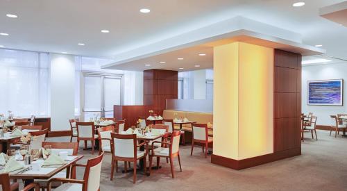 a restaurant with tables and chairs in a room at InterContinental Suites Hotel Cleveland by IHG in Cleveland