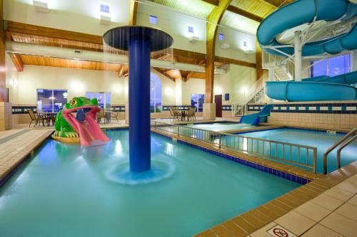 בריכת השחייה שנמצאת ב-Holiday Inn Express & Suites Aberdeen, an IHG Hotel או באזור