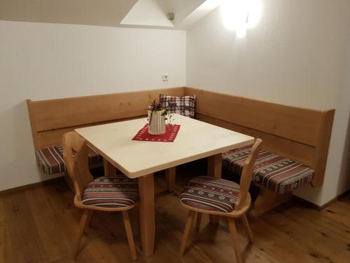 a small table with two chairs and a table and a table and chairs sidx sidx at Gästehaus Rass in Lofer