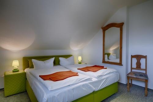 ein Schlafzimmer mit einem großen Bett und einem Spiegel in der Unterkunft Feriendomizil Binz in Binz