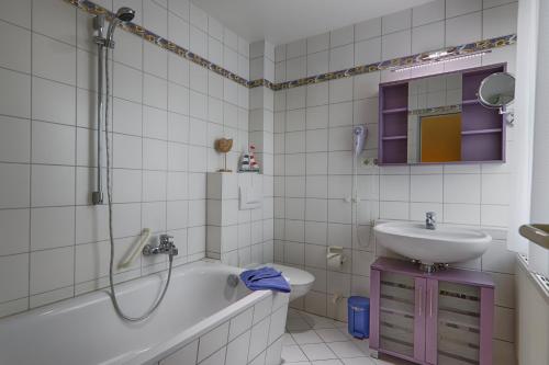 a bathroom with a sink and a bath tub and a sink at Feriendomizil Binz in Binz