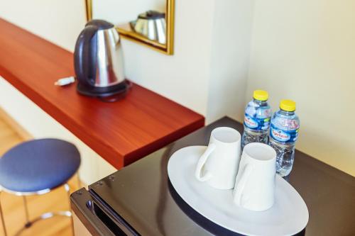 un comptoir avec deux bouteilles d'eau sur une table dans l'établissement Douangpraseuth Hotel, à Vientiane